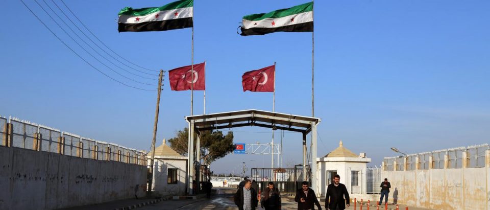 تركيا ترحل 150 لاجئ سوري يحملون أوراق رسمية بشكل قسري إلى أعزاز