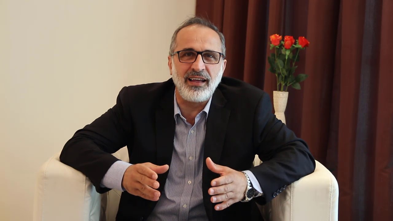 قال المعارض السوري أحمد معاذ الخطيب أن اللجنة الدستورية انحرفت، وعرابها غير يدرسون مجرد شخص خائب يتعامل مع معارضة بليدة.