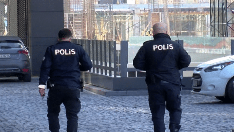 وثقت عدسات مواطنين هجوم شرس من مواطن تركي على منزل عائلة سورية في في حي بيرم باشا بمدينة إسطنبول.