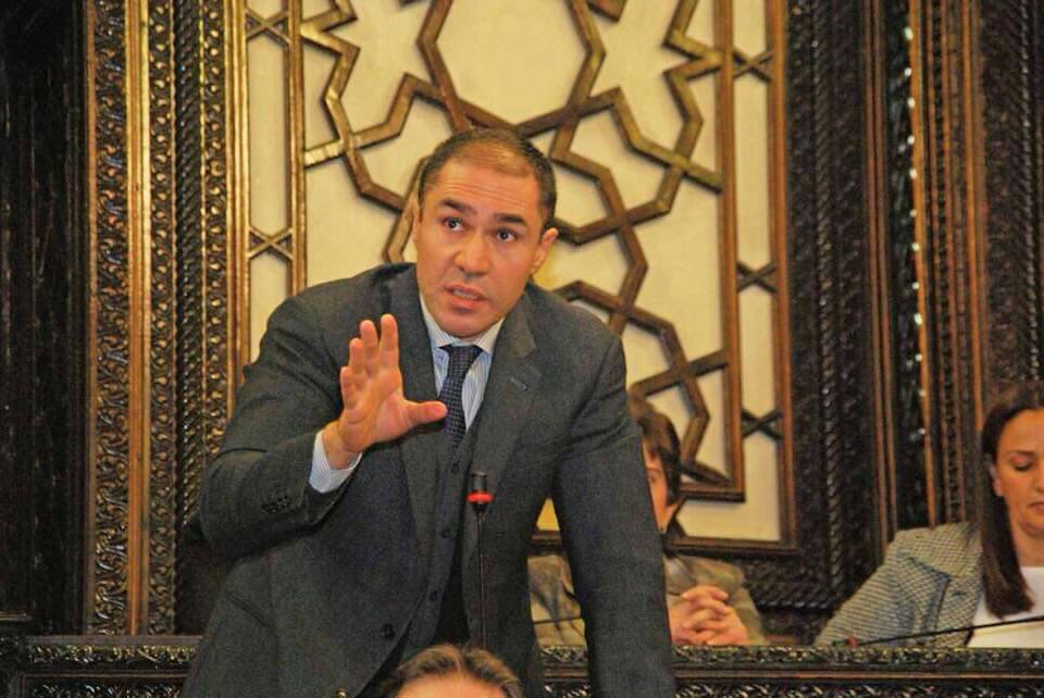 هاجم شبيح نظام الأسد (فارس الشهابي) حكومة نظامه معتبراً أنها تتعمد سرقة أهالي مدينة حلب عبر "البندقة وأنصاف الحلول".