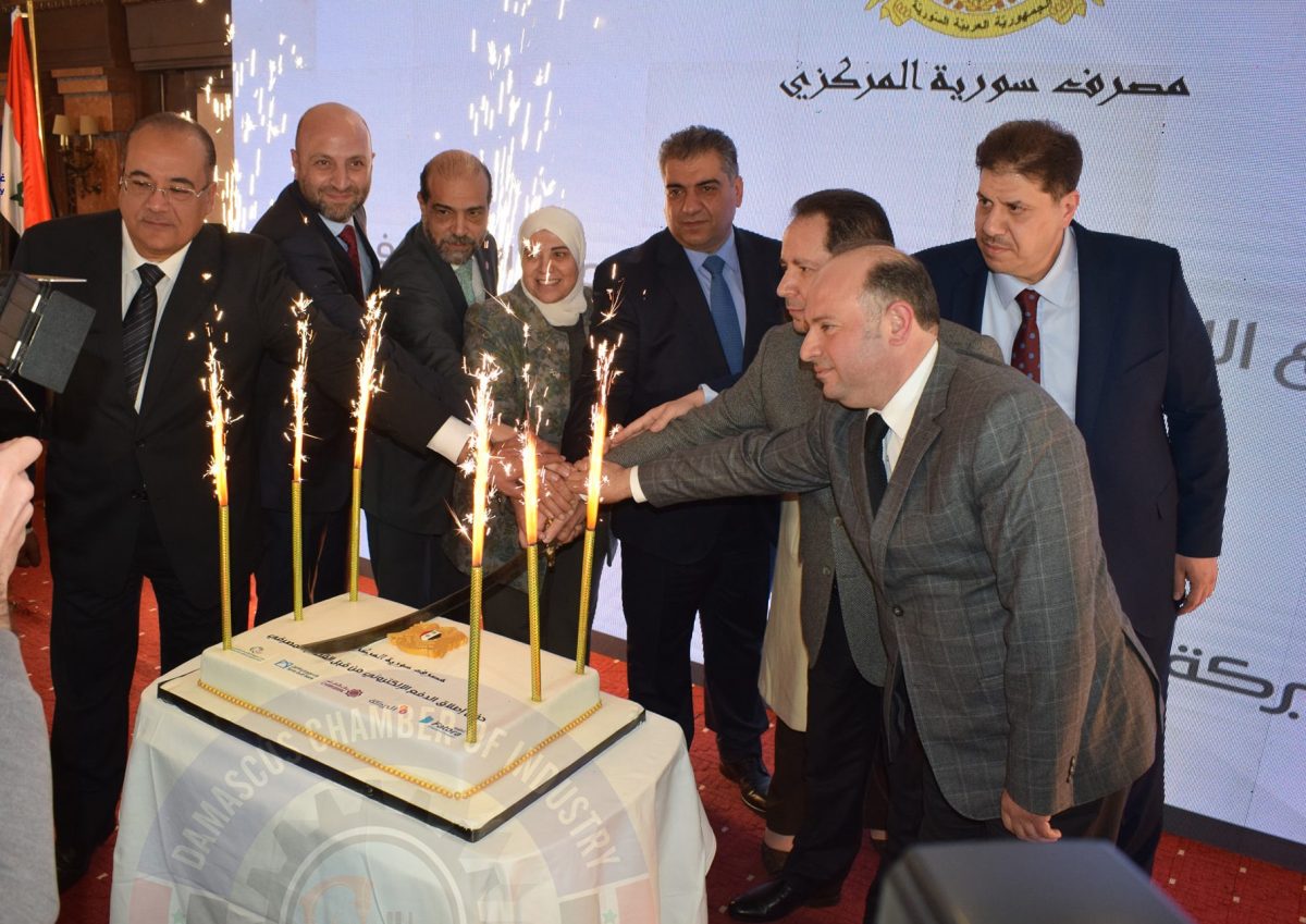 انتقد الشارع الموالي لنظام الأسد حفل لحكومة حسين عرنوس في فندق الشيراتون وسط العاصمة دمشق بالرغم من التقنين الحكومي.