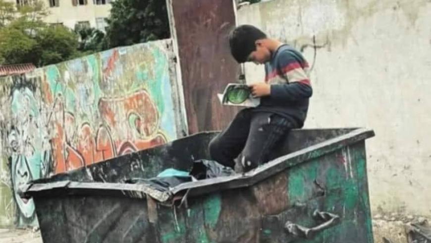 تفاعل الشارع اللبناني مع طفل سوري لاجئ في لبنان، جلس يقرأ كتابًا خلال جمعه للخردة في أحد شوارع العاصمة بيروت.