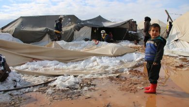 دمرت العاصفة الثلجية والأمطار الغزيرة التي هطلت على المناطق المحررة بالشمال السوري آلاف الخيم مع غياب الاستجابة اللازمة لحد الآن.