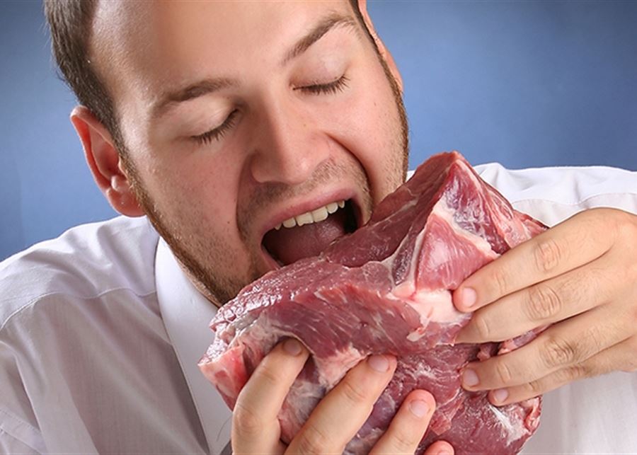 أقدم أحد رواد منصة إنستغرام على تحدي غريب من نوعه بأكل عدة أنواع من اللحوم بدون طهي لمدة 80 يوماً في محاولة لمعرفة أضرارها كما يقول الأطباء