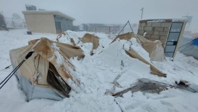 أدت العاصفة الثلجية المستمرة على مناطق شمال غرب سوريا إلى تسجيل ثاني حالو وفاة بين الاطفال بسبب البرودة الشديدة 