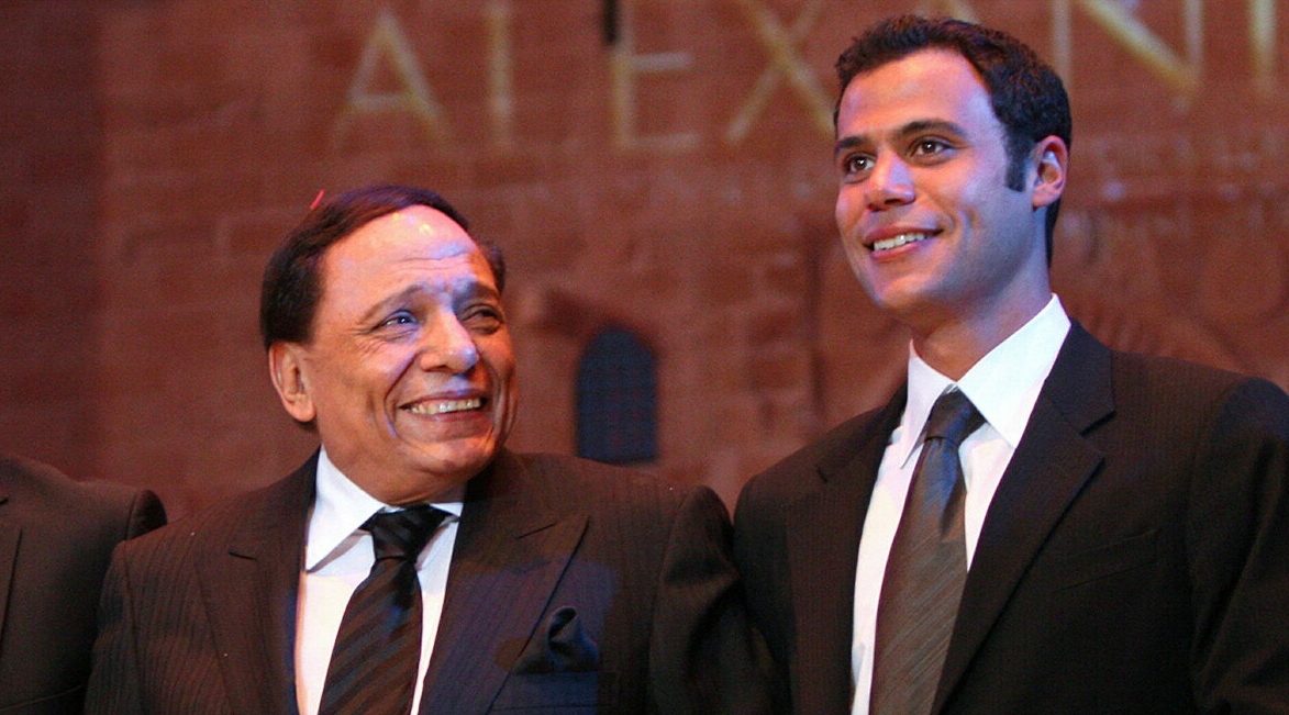 عادل إمام يعود للسينما في فيلم جديد مع ابنه محمد وشقيقه ينفي مجدداً شائعات وفاته