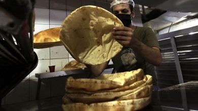 ظهرت نتائج غزو فلاديمير بوتين على أوكرانيا سريعا في قطاع القمح مهددة رغيف الخبز بالدول العربية على رأسها مصر ولبنان وسوريا.