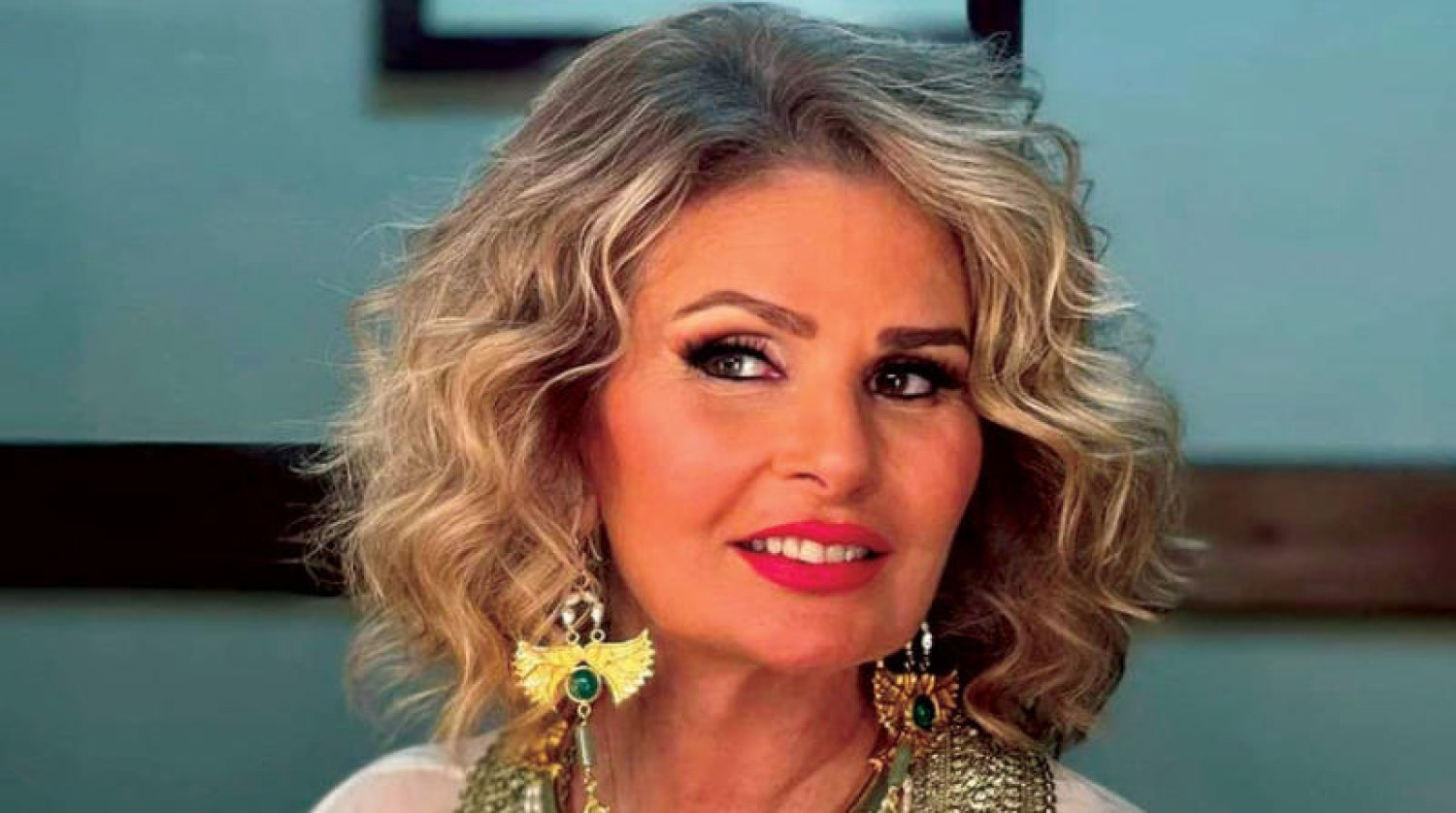 الفنانة يسرا